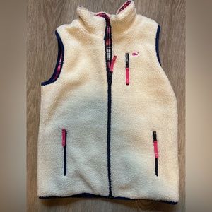 Excellent condition vineyard vines girls reversible vest. Size 6-7.